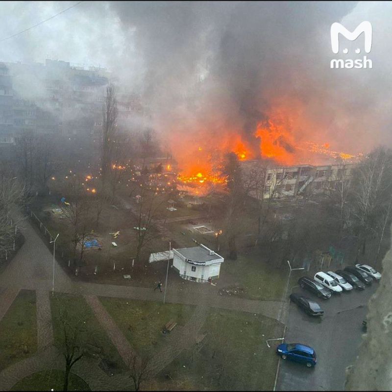 При крушении вертолёта в Броварах Киевской области погибли министр внутренних дел Украины Денис Монастырский и его заместитель Евгений Енин, сообщает МВД страны