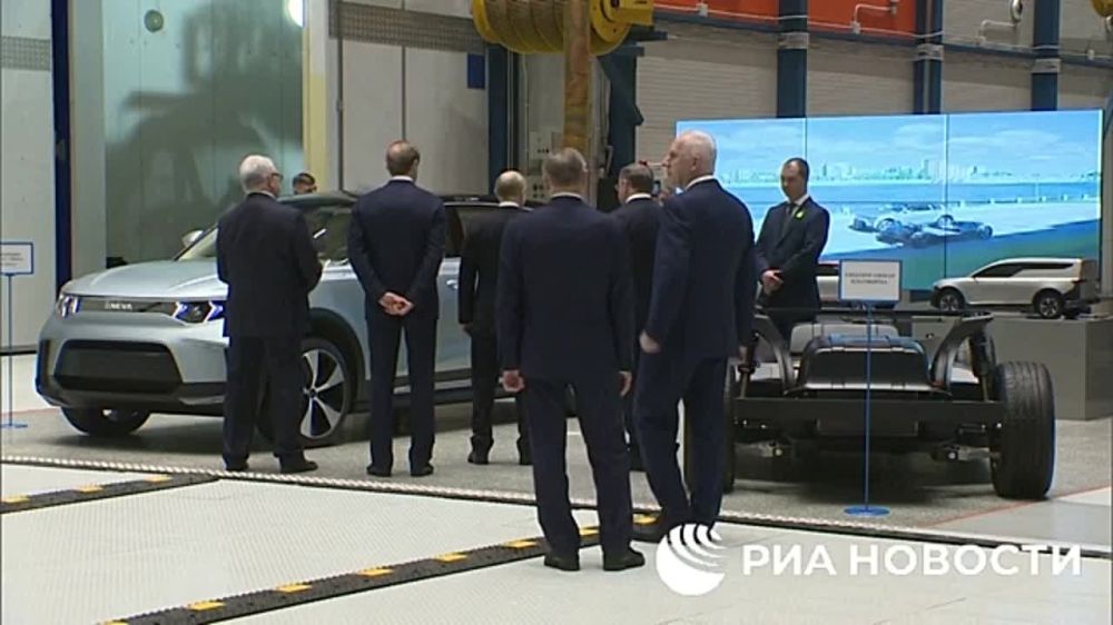 Путин на Обуховском заводе в Петербурге осмотрел образец электромобиля E-NEVA