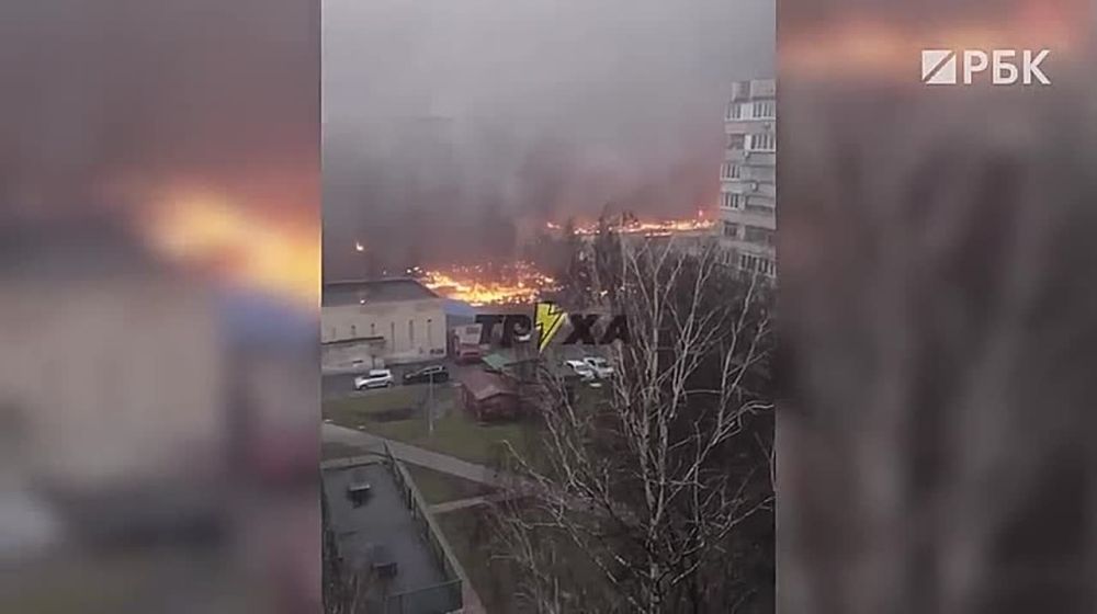 Видеокадры пожара после падения вертолета в Броварах под Киевом