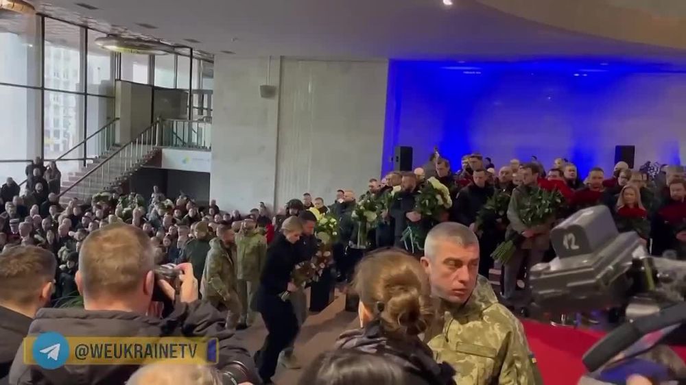 Владимир Зеленский с супругой посетил церемонию прощания с министром внутренних дел Монастырским, погибшим в результате гибели вертолета Н225 в Броварах