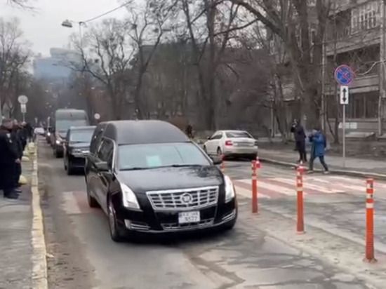 Колонна машин с телами погибших в крушении вертолета в Броварах блокировала центр Киева