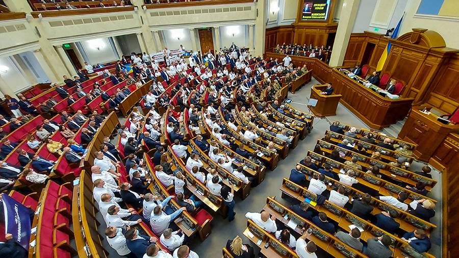 Политолог назвал возможные причины массовых отставок чиновников на Украине