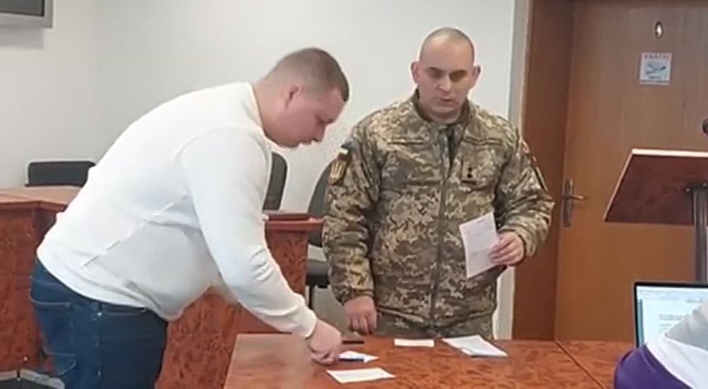 МоГилизация: В Броварах повестки выдали мэру и всем чиновникам горсовета прямо на заседании