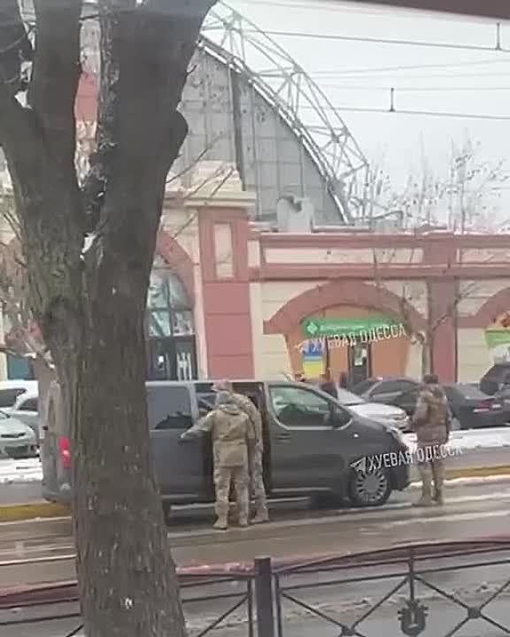 Сравните несколько видео. Как мобилизуют обычных украинцев. Подходят, винтят, силой засовывают в «чёрный воронок» - и увозят на фронт