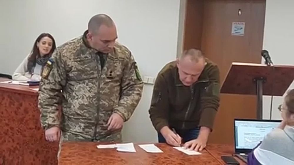 Бровары, всем мужчинам городской управы были выданы призывные повестки прямо на собрании