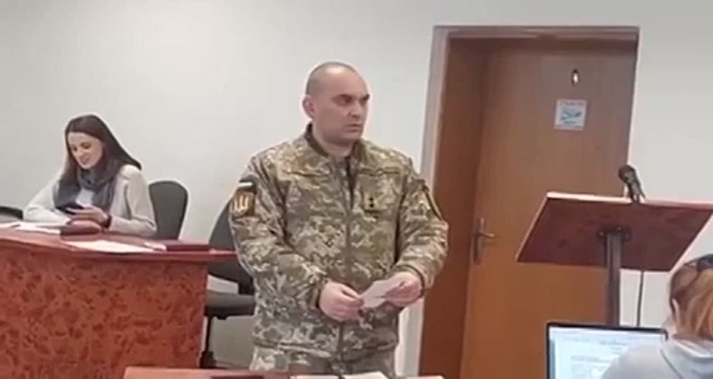 Очень интересно… В Броварах, где недавно был сбит вертолет с министром внутренних дел Монастырским, вручили повестки всем мужчинам горсовета во главе с мэром