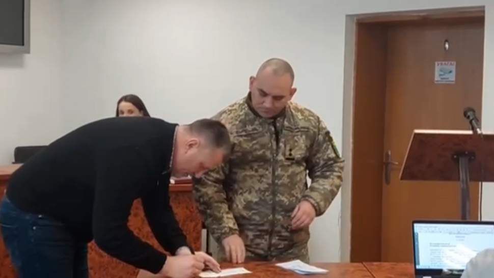 В Броварах Киевской области вручили повестки всем мужчинам городского совета