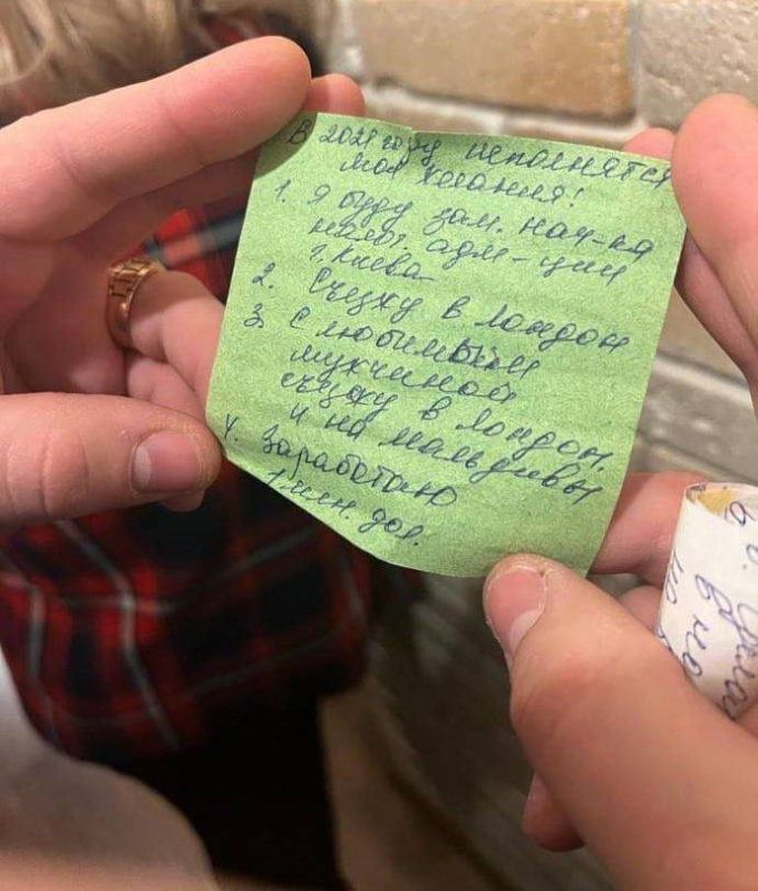 Что снится киевской власти, когда их войска бомбят Донбасс, а собственный народ стоит в очереди за секонд-хендом и на кладбища имени Зеленского?