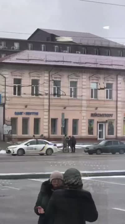 Догонялки с повесткой: в украинских пабликах пишут, что так на улицах Днепра отлавливают призывников