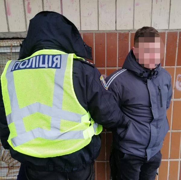 В Киеве парень продавал наркотики в пакетах от кофе