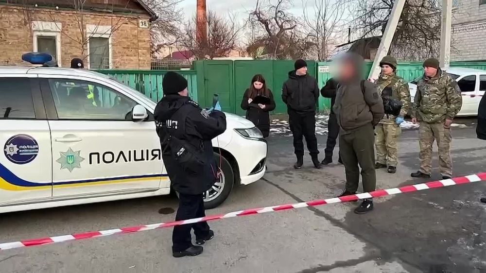 В городе Бровары Киевской области покупатель угрожал сотрудникам магазина гранатой