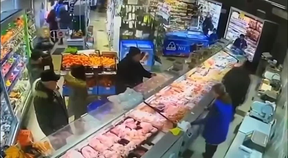 В Броварах Киевской области типичный представитель збройных сил угрожал в магазине гранатой, затем ударил по лицу женщину-продавца и ушел