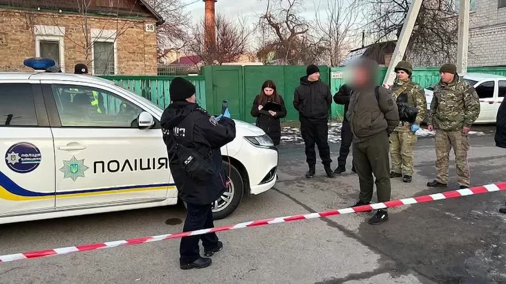 Хуторянин с гранатой.. Украинские полицаи, которым киевские власти раздали оружие, творят бесчинства не только на Донбассе, но и в своих городах. В Броварах очередной «захисник» напал с гранатой на продуктовый - требовал бесплатной выпивки и закуски