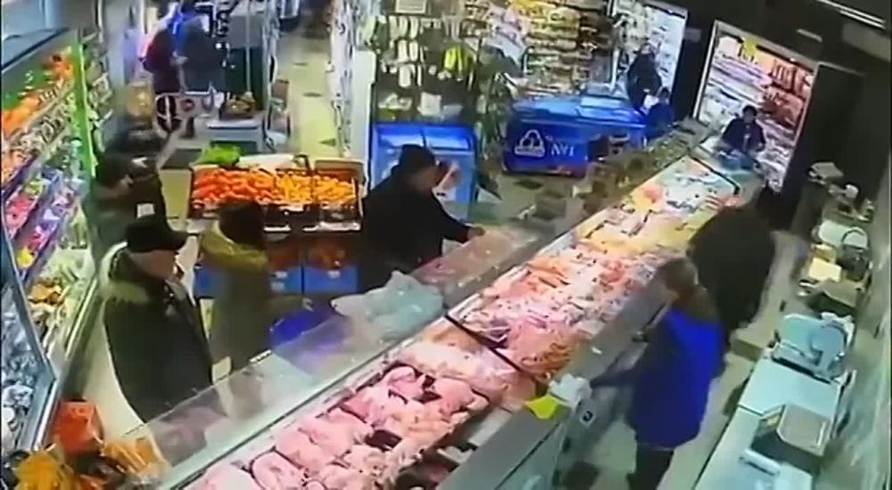 В пригороде Киева Броварах мужчина угрожал посетителям магазина гранатой