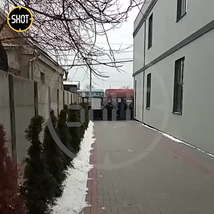 В киевском Ирпене толпа парней рвётся в военкомат секонд-хенд