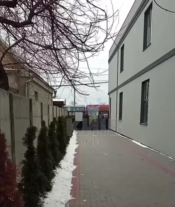 Это в Ирпене на Киевщине так военкомат штурмуют? А нет, просто в секонд-хенд шмотки завезли