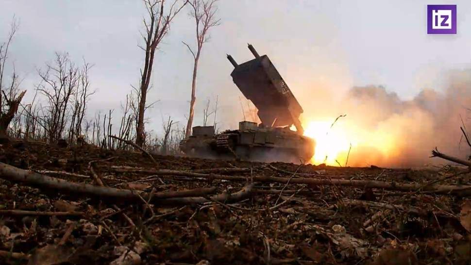 Военкор «Известий» увидел работу танкистов и десантников у Кременной