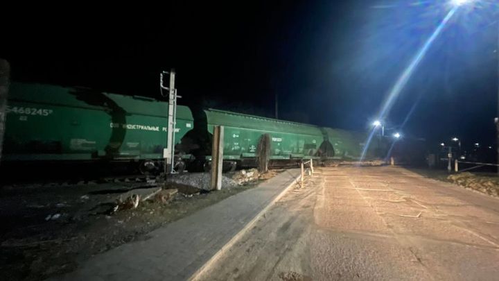 Поезд с грузовыми вагонами сошел с рельсов под Киевом