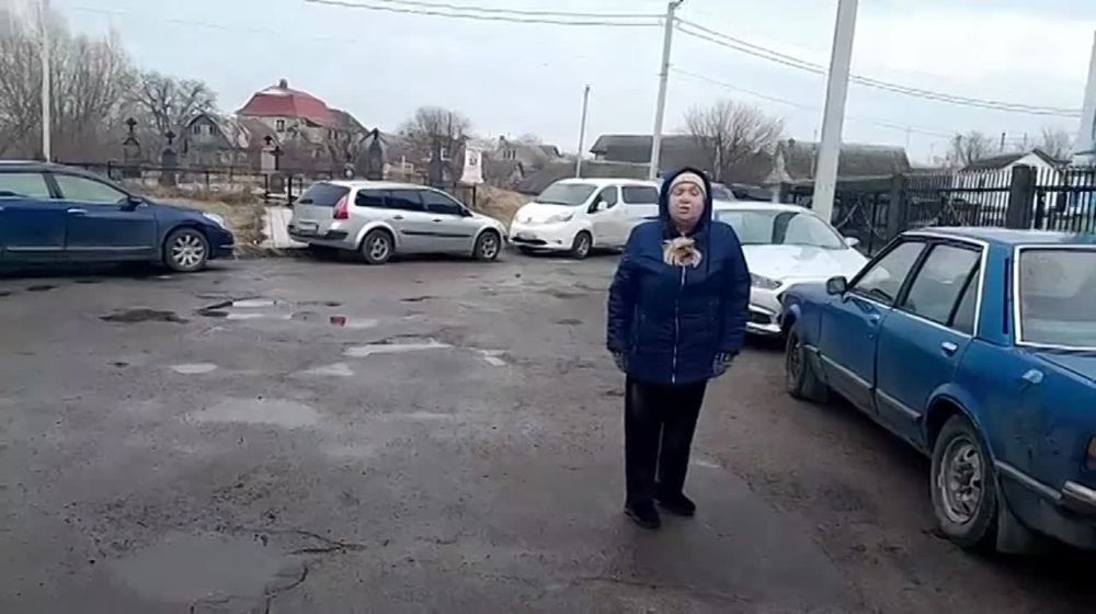 С места событий снимает видео великолепная юрист, правозащитник Виктория Коханивска