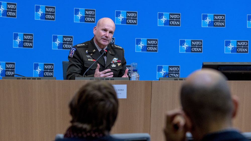 "Американские генералы приняли украинских военных чиновников для проведения серии “настольных” учений, призванных помочь Киеву наметить следующий этап его битвы за освобождение территории от окопавшихся российских войск"