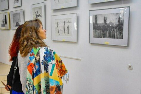 Выставка работ художника-графика, участника СВО Олега Безуглого открылась в Луганске