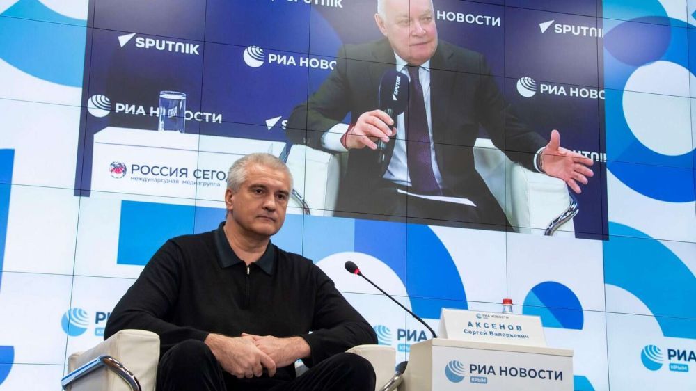 О ПВО, туристах и квартире Зеленского: Аксенов дал интервью Киселеву