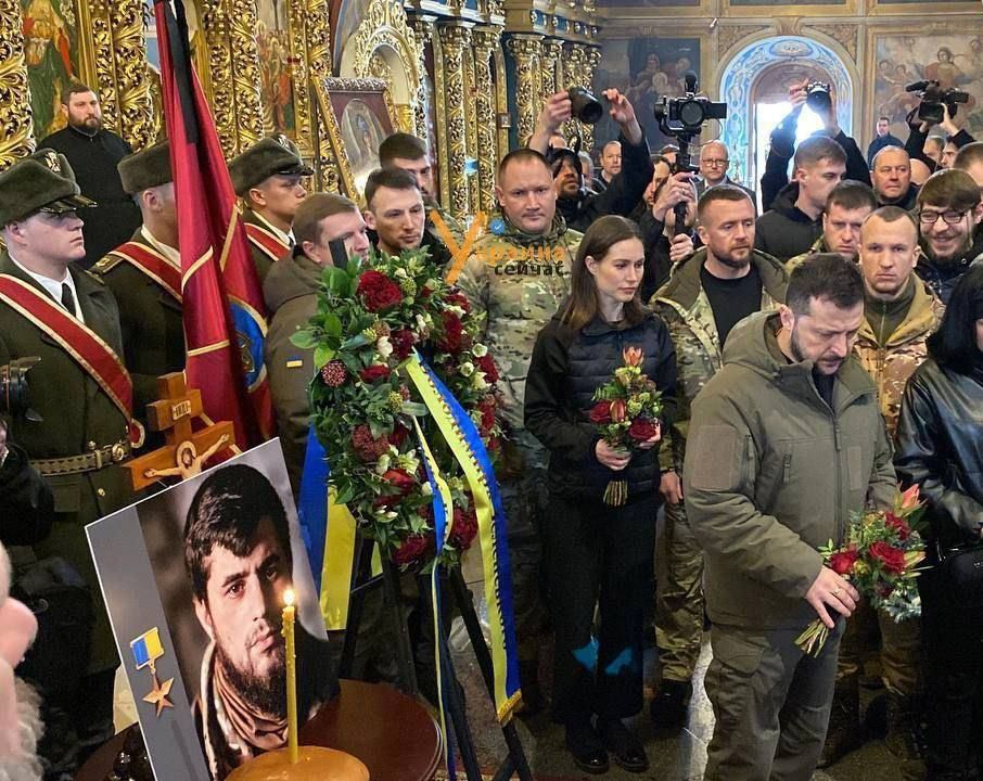 Нашла свое место в жизни: Премьер Финляндии Санна Марин приехала в Киев и пошла на похороны нациста Коцюбайло, заявлявшего, что его «солдаты кормят волка костями русских детей»