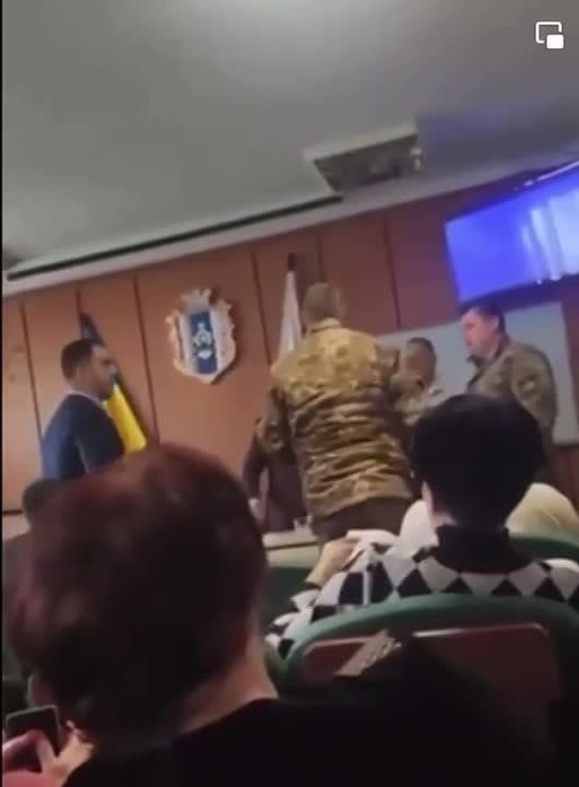 депутат и сын мэра города в Киевской области не пошёл воевать и бьёт недовольных военных ВСУ