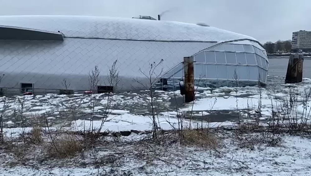 В Санкт-Петербурге тонет плавучий ресторан "Серебряный кит", расположенный на Неве, на проспекте Обуховской Обороны