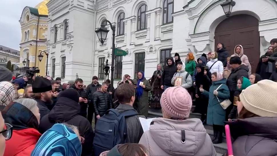 Толпа радикалов устроила танцы вокруг молящейся певчей хора Лавры