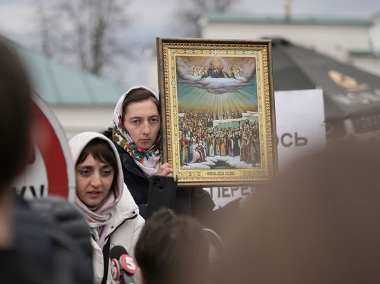 Украинские власти форсируют выселение из Лавры "промосковской публики"