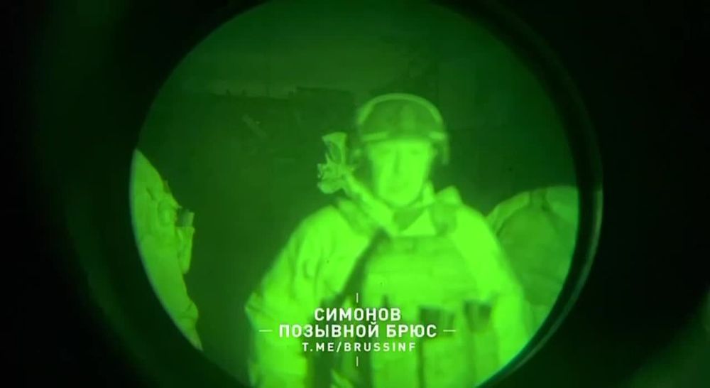 Кадры ночного водружения российского флага на здании администрации в Артёмовске