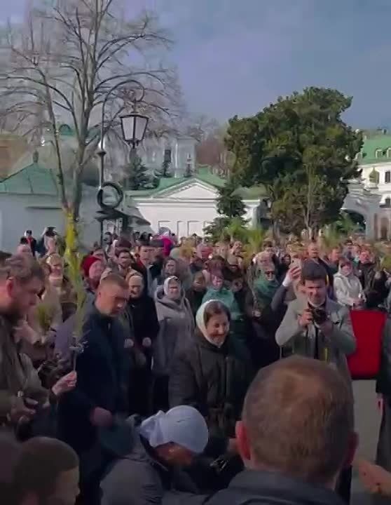 В праздник Входа Господня в Иерусалим, тысячи верующих Украинской Православной Церкви молились на Божественной литургии, которую возглавил митрополит Киевский и всея Украины Онуфрий в Свято-Успенской Киево-Печерской Лавре