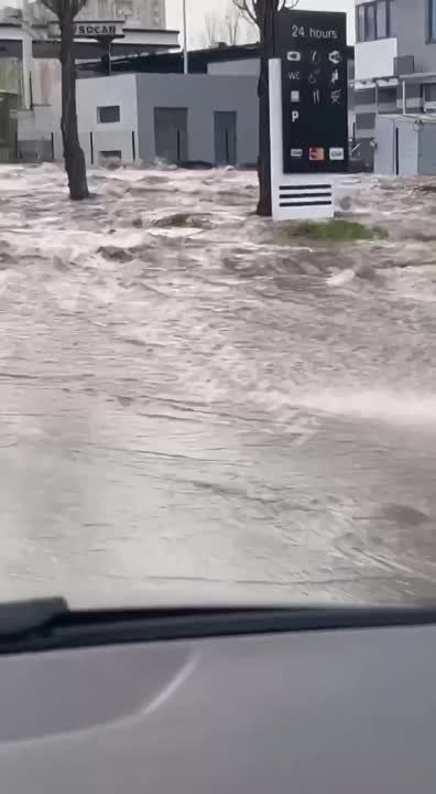 Черговий ПОТОП у Києві. На Броварському проспекті біля заправки Сокар прорвало труби. Всі машини плавають по дорозі