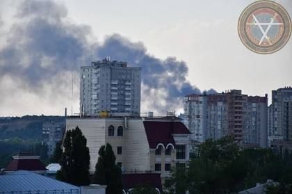 Украинские боевики обстреляли Киевский район Донецка, поврежден многоквартирный дом