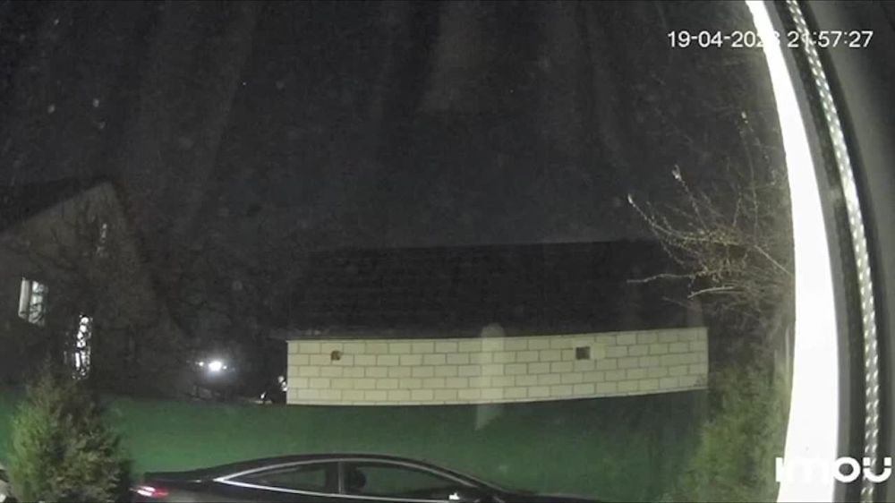 В сети расходятся видео с падением объекта и вспышкой над украинской столицей — предположительно, сам взрыв был вблизи Белой Церкови