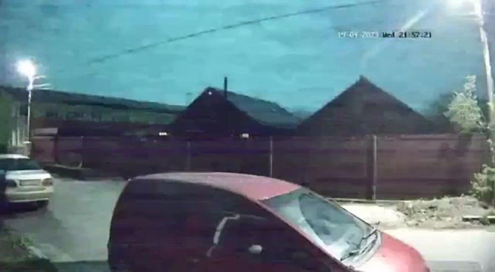 Сегодня вечером над Киевом упал неизвестный объект — горожане гадают, что это было: спутник NASA, прилет «Ярса» или вторжение с Марса