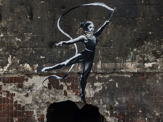 Под Киевом сносят дом с граффити Бэнкси