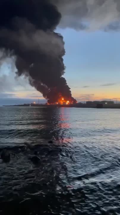 Сергей Колясников: Четыре цистерны повреждены при атаке беспилотников в Севастополе, остальные изолированы, пожар локализован (с) губернатор Развожаев