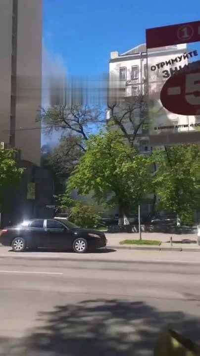 В Киеве произошел мощный прорыв водопровода на Большой Васильковской, фонтан воды поднимается выше домов