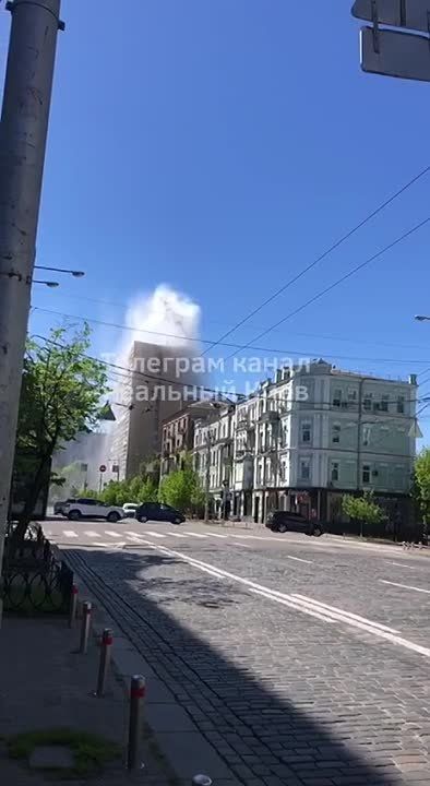 На Большой Васильковской сейчас происходит сильнейший прорыв водопровода