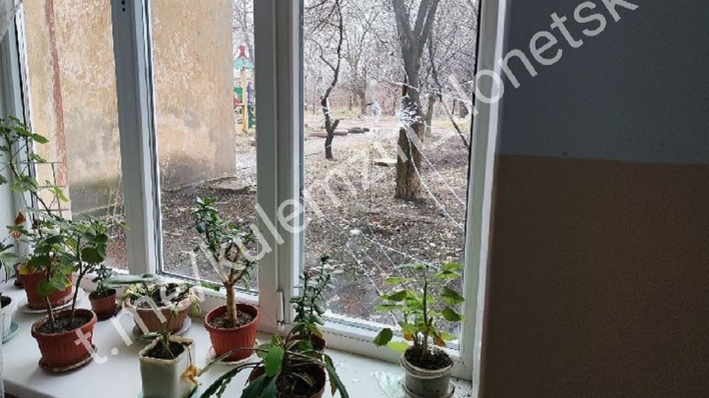 Здание школы в Кировском районе Донецка повреждено обстрелом ВСУ