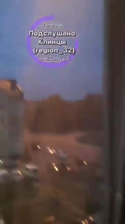 Новости к этому часу:. В Клинцах, где в субботу разбились вертолёт и два самолёта, сбили украинский беспилотник «самолетного типа», сообщил губернатор Брянской области Александр Богомаз. С него пытались атаковать полицейских. Никто не пострадал