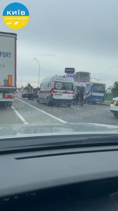 На Броварском проспекте произошло серьезное ДТП с пострадавшими с участием маршрутки и легковушки