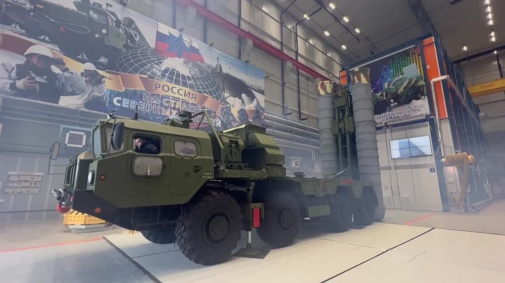 Это С-400 «Триумф». Средней и большой дальности, может отбить все нападения с воздуха. Как сказал мне Михаил Подвязников - гендиректор Обуховского завода, входящего в Алмаз-Антей, «запросто справится и с ракетами Storm Shadow»