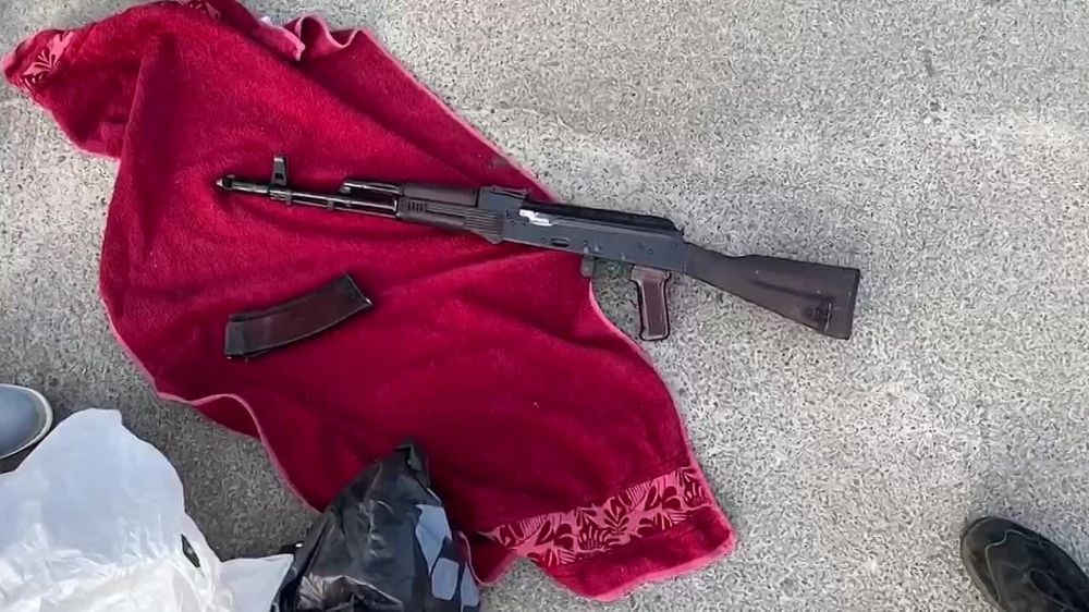Застукали во время продажи АК-47 и магазина к нему