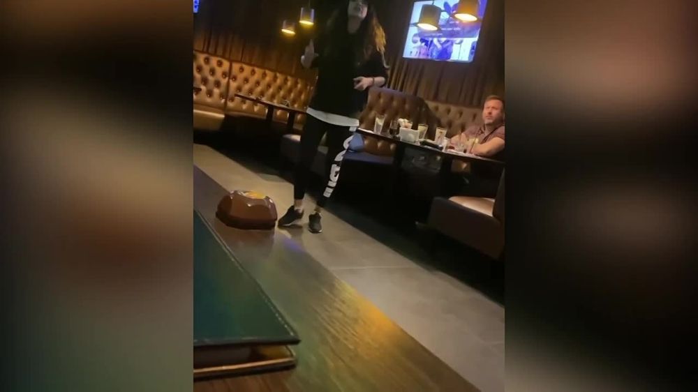 Невзирая на все попытки уже более 9 лет искоренять всё русское на Украине, в том числе и русский рок, в клубах народ продолжает петь русские песни