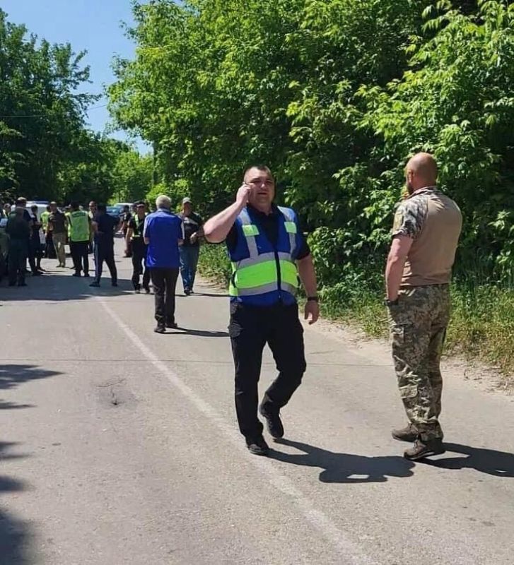 На Украине полицейский при рейдерском захвате храма УПЦ напал на настоятеля