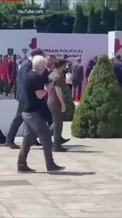 Премьер Люксембурга грубым жестом попросил Зеленского помолчать на саммите в Молдавии