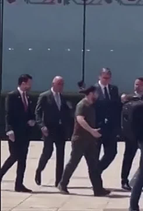 Странный жест показал Владимиру Зеленскому на полях саммита Европейского политического сообщества премьер-министра Люксембурга Ксавье Беттель